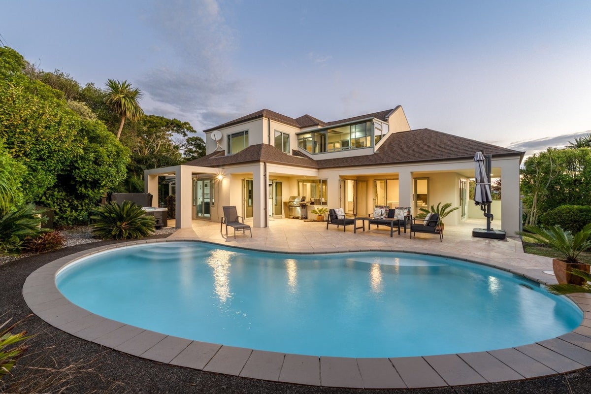 24 Santa Cruz Drive, Shamrock Park, Auckland - Carousel 1
