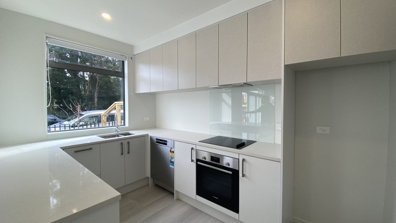 2/2 Moor Avenue, Te Atatu Peninsula, Auckland - Carousel 1