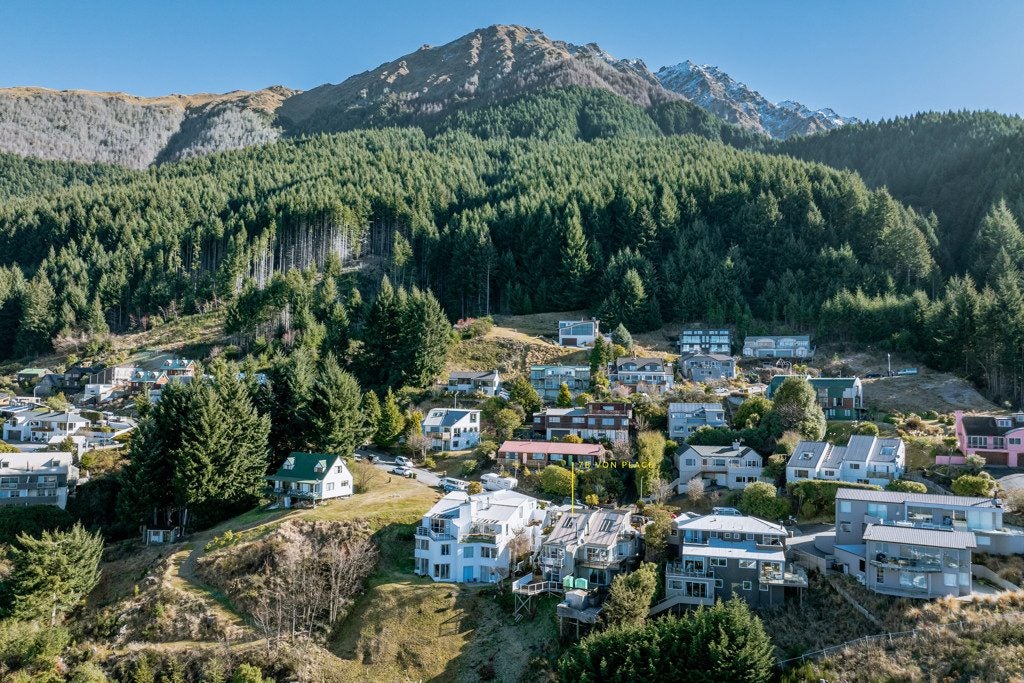 7B Von Place, Fernhill, Queenstown - Carousel 21