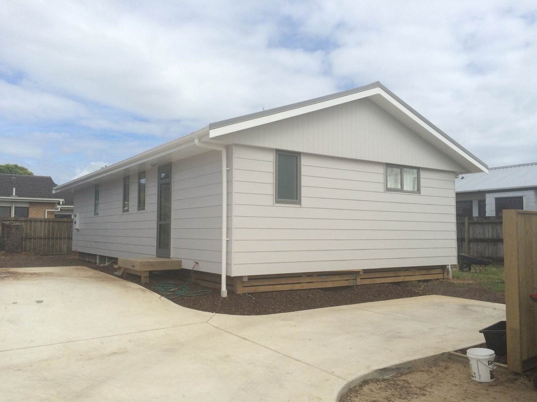 21 Ropata Avenue, Point England, Auckland - Carousel 1