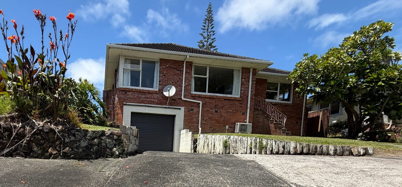 15 Diana Drive, Glenfield, Auckland - Carousel 1