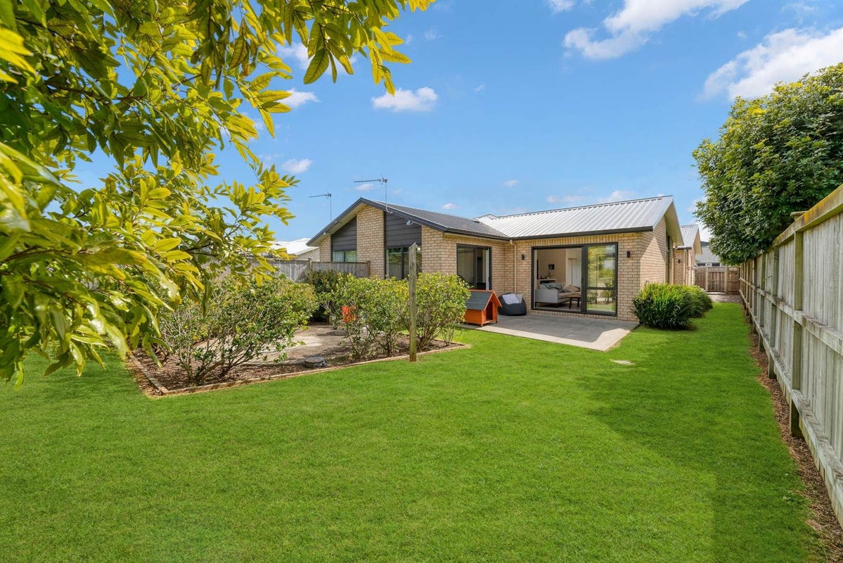 16b Marine Garden Crescent, Beachlands, Manukau City, Auckland - Carousel 1