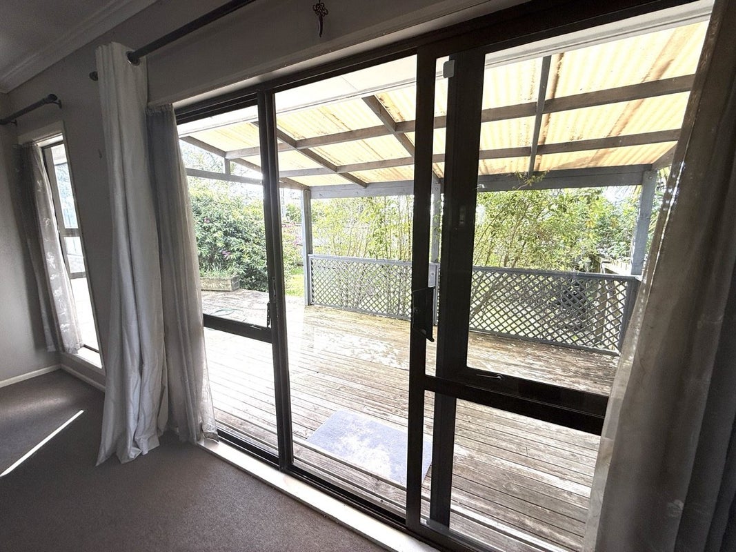 64 Golf Road, New Lynn, Auckland - Carousel 17