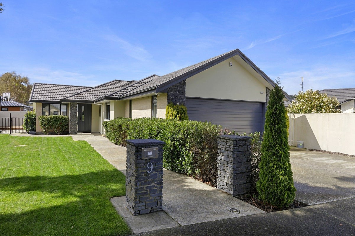 9 Vernon Grove, Brown Owl, Upper Hutt - Carousel 1