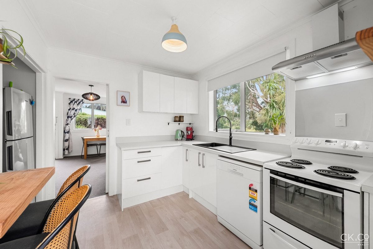 4/12 Poplar Grove, Ebdentown, Upper Hutt - Carousel 2