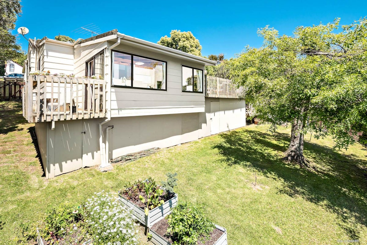16 Squirrel Lane, Browns Bay, Auckland - Carousel 2