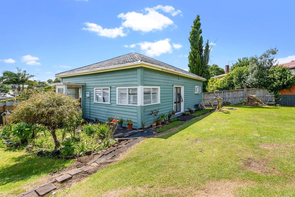 110 Edmonton Road, Henderson, Auckland - Carousel 1