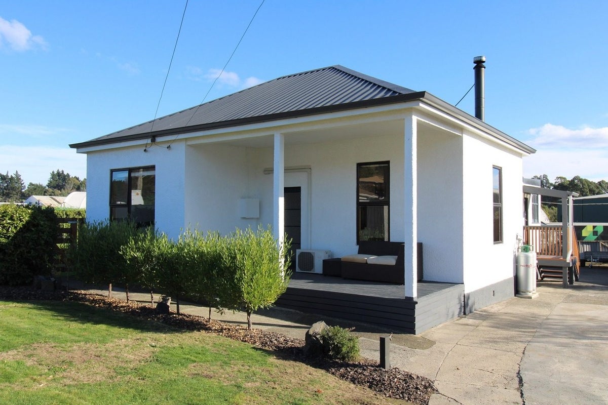 27 Brighton Road, Green Island, Dunedin - Carousel 1