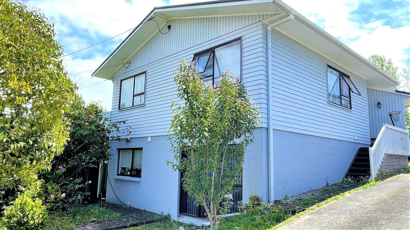 17 Tonkin Drive, Sunnynook, Auckland - Carousel 1