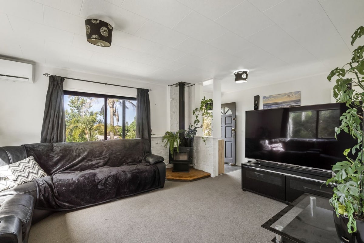 7 Eagleson Street, Northcross, Auckland - Carousel 1