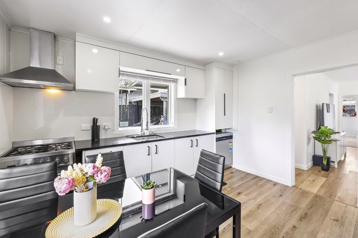2/176 Henderson Valley Road, Henderson, Auckland - Carousel 1
