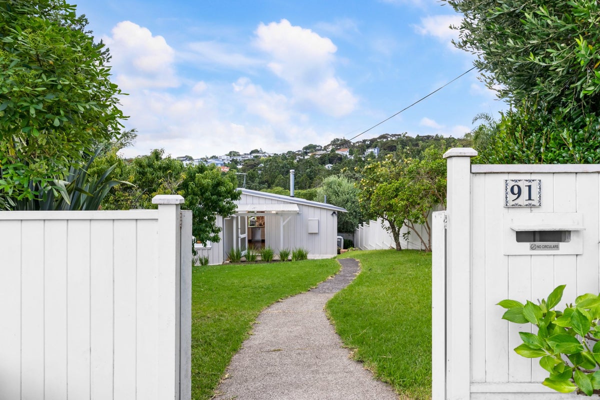91 Island Bay Road, Beach Haven, Auckland - Carousel 1