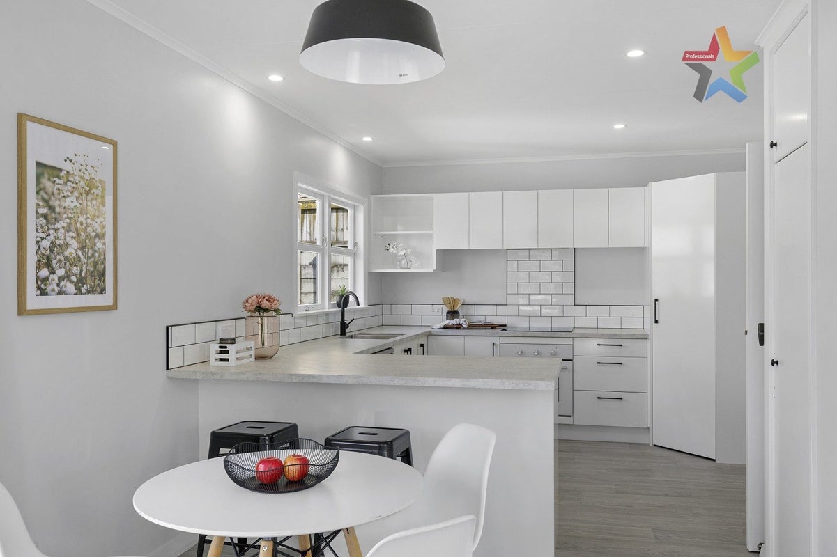 385 Stokes Valley Road, Stokes Valley, Lower Hutt - Carousel 1
