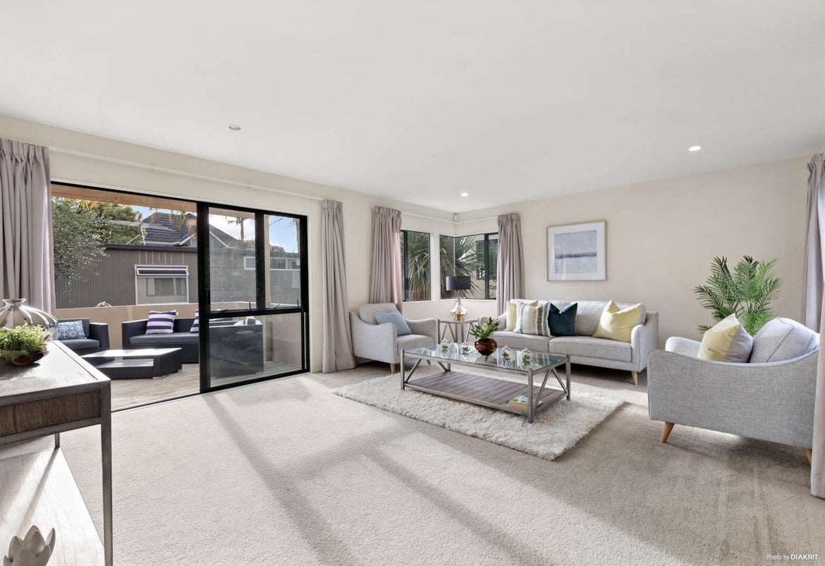 2/27 Commodore Parry Road, Castor Bay, Auckland - Carousel 2