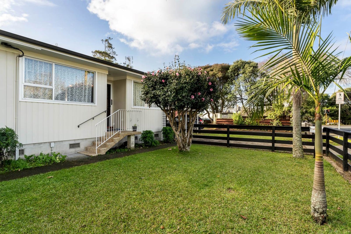 1/1 Sturges Road, Henderson, Auckland - Carousel 1