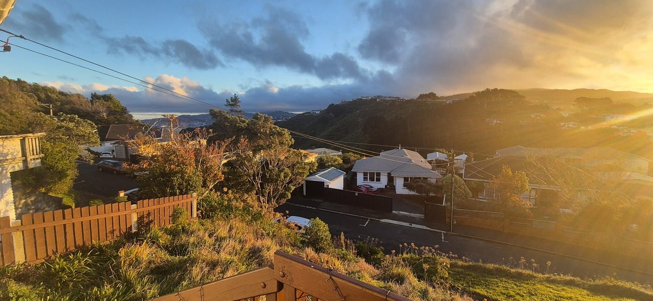11 Miles Crescent, Newlands, Wellington - Carousel 1