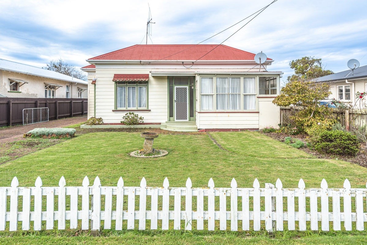 11 Cambridge Street, Gonville, Whanganui - Carousel 1