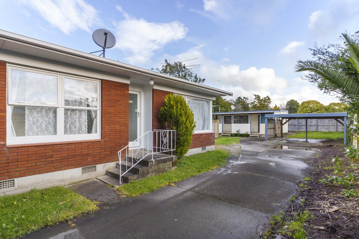 2/8 Chartwell Avenue, Glenfield, Auckland - Carousel 1