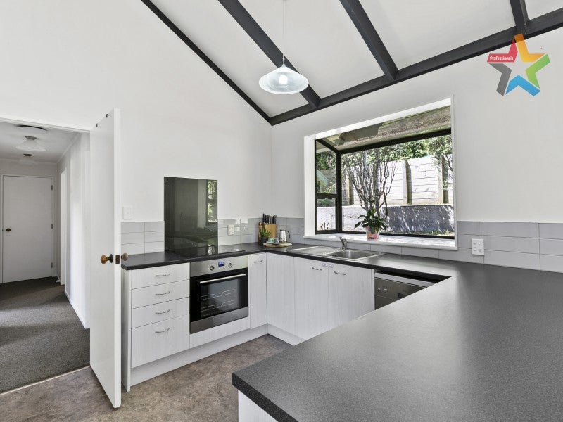 13 Ruth Grove, Karori, Wellington - Carousel 2