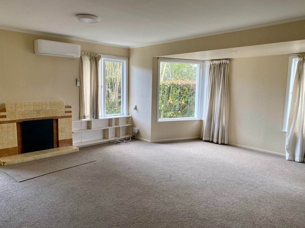 15 Peter Terrace, Castor Bay, Auckland - Carousel 2