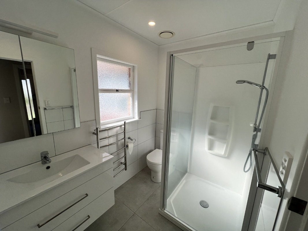 2/4 Westwell Road, Belmont, Auckland - Carousel 7