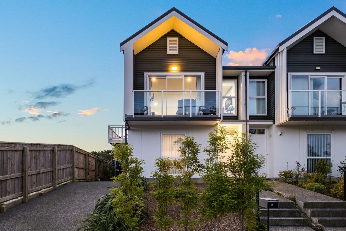 47 Cleat Street, Whitby, Porirua - Carousel 1
