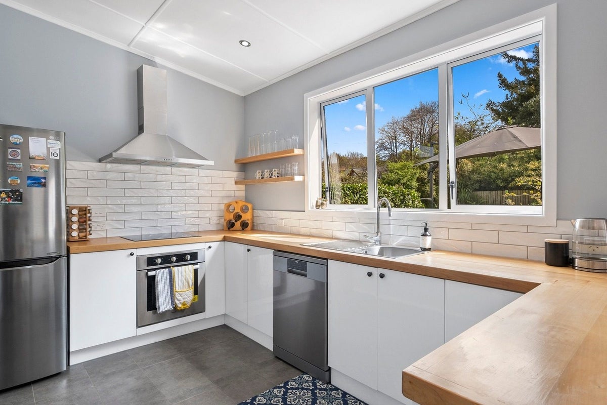 19 Jellicoe Crescent, Kaikorai, Dunedin - Carousel 2