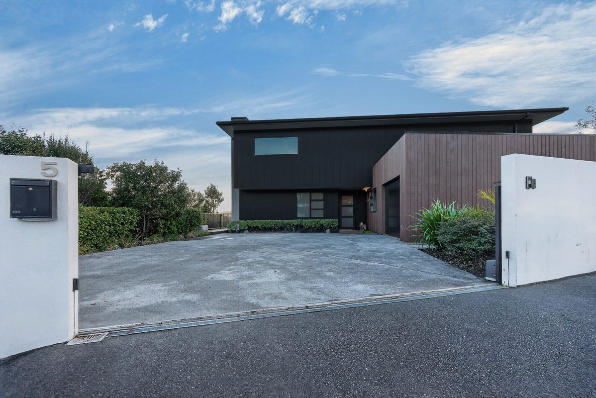 5 Howard Road, Point Howard, Lower Hutt - Carousel 50