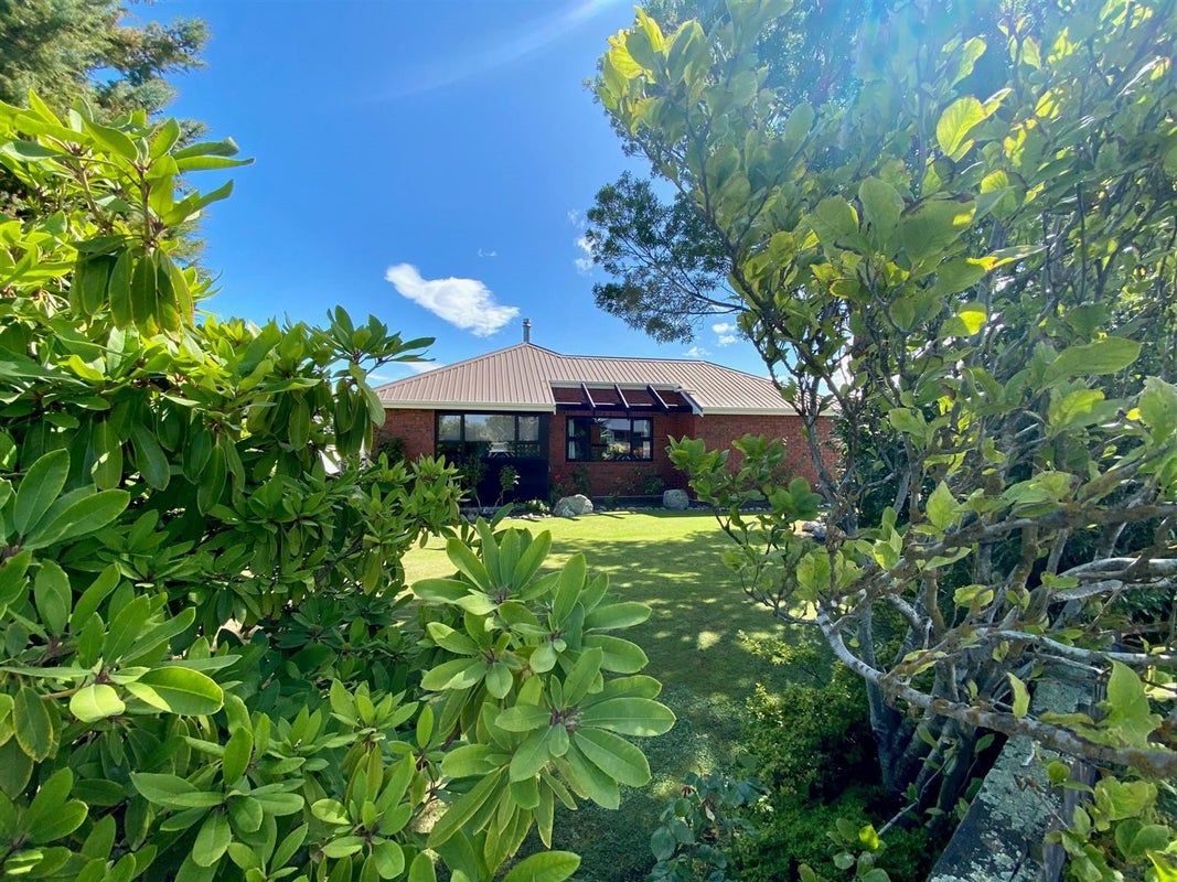 20 High Street, Balclutha - Carousel 21