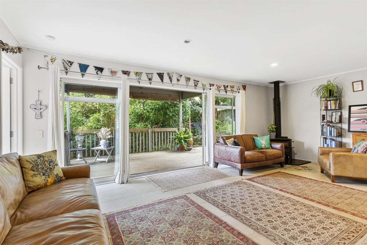 108 The Grove, Onemana - Carousel 34