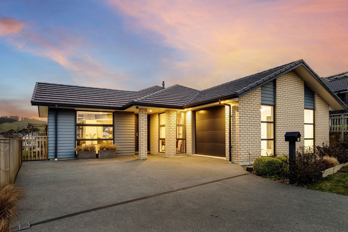 14 Topsail Way, Whitby, Porirua - Carousel 1
