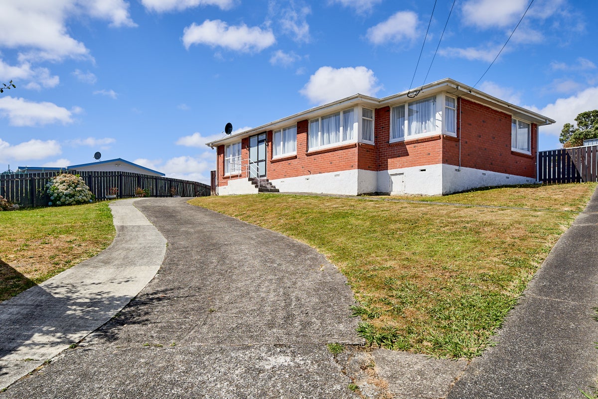 29 Aberfeldy Street, Cannons Creek, Porirua - Carousel 2
