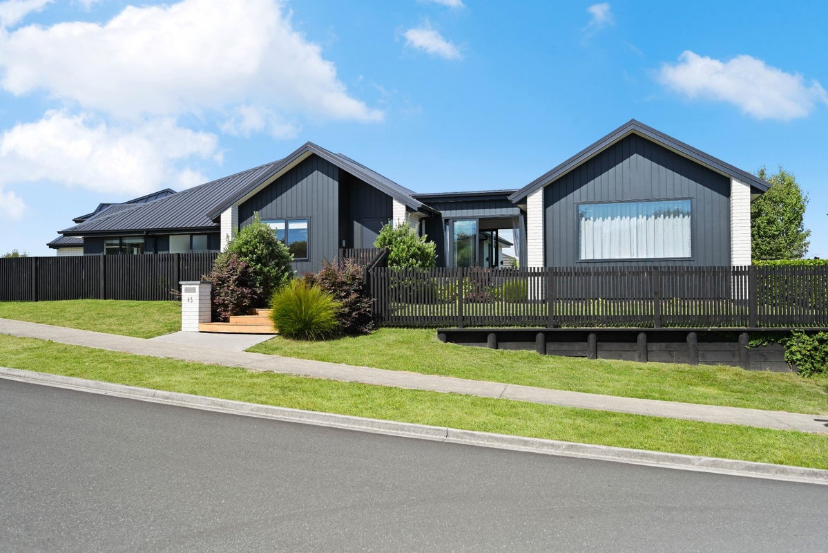 45 Sylvester Crescent, Flagstaff, Hamilton - Carousel 1