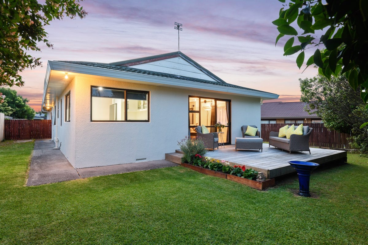 2/23 Septimus Place, Henderson, Auckland - Carousel 1