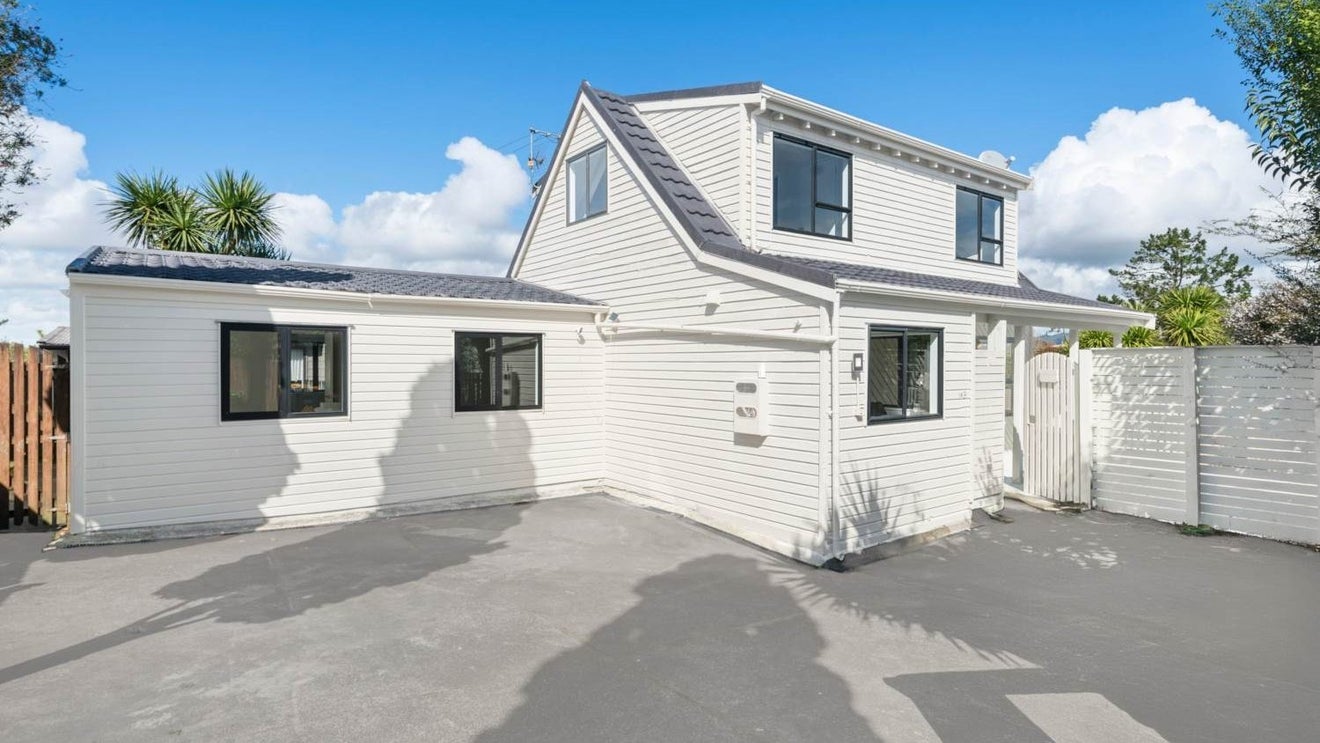 2/16 Moxham Grove, Massey, Auckland - Carousel 1