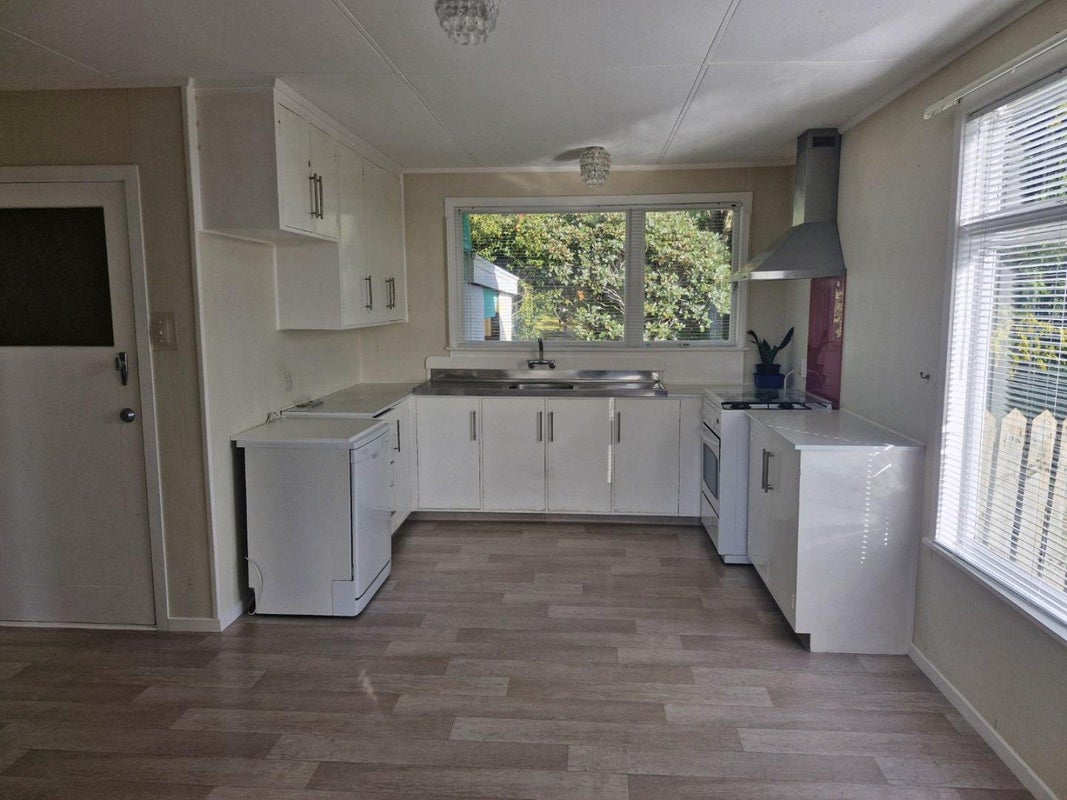 105 Riversdale Drive, Merrilands, New Plymouth - Carousel 2