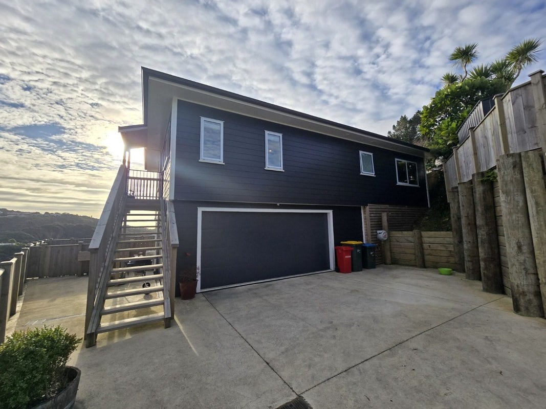 10 Gaff Place, Whitby, Porirua - Carousel 1