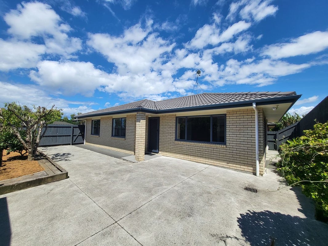 27 Tussock Avenue, Mangere, Auckland - Carousel 1