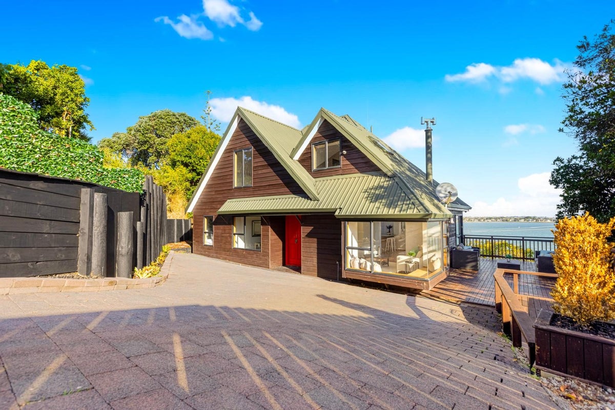 1 Bamfield Place, Hillsborough, Auckland - Carousel 1