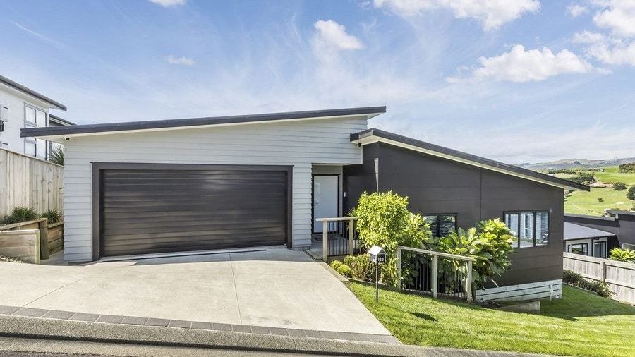 168 Endeavour Drive, Whitby, Porirua - Carousel 1
