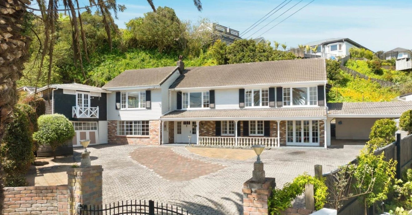 2 Queensway, Three Kings, Auckland - Carousel 1