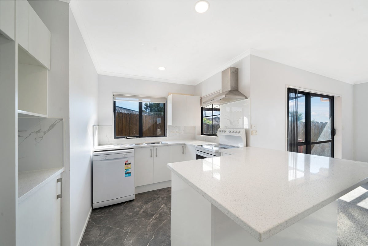 18 Plumstead Rise, Glen Eden, Auckland - Carousel 2