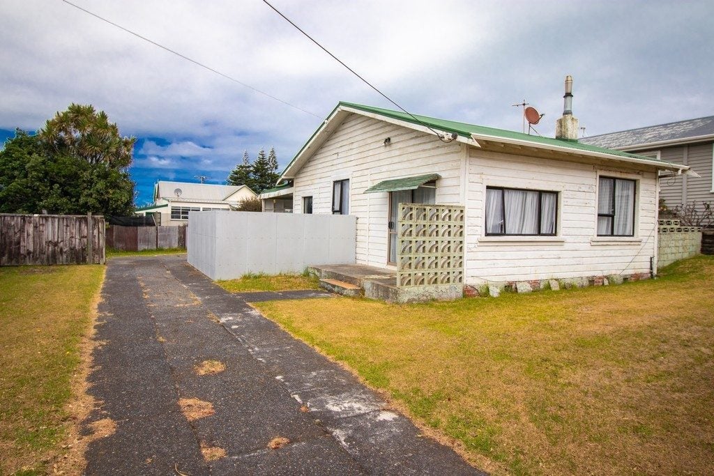 8 Manuka Street, Castlecliff, Whanganui - Carousel 1