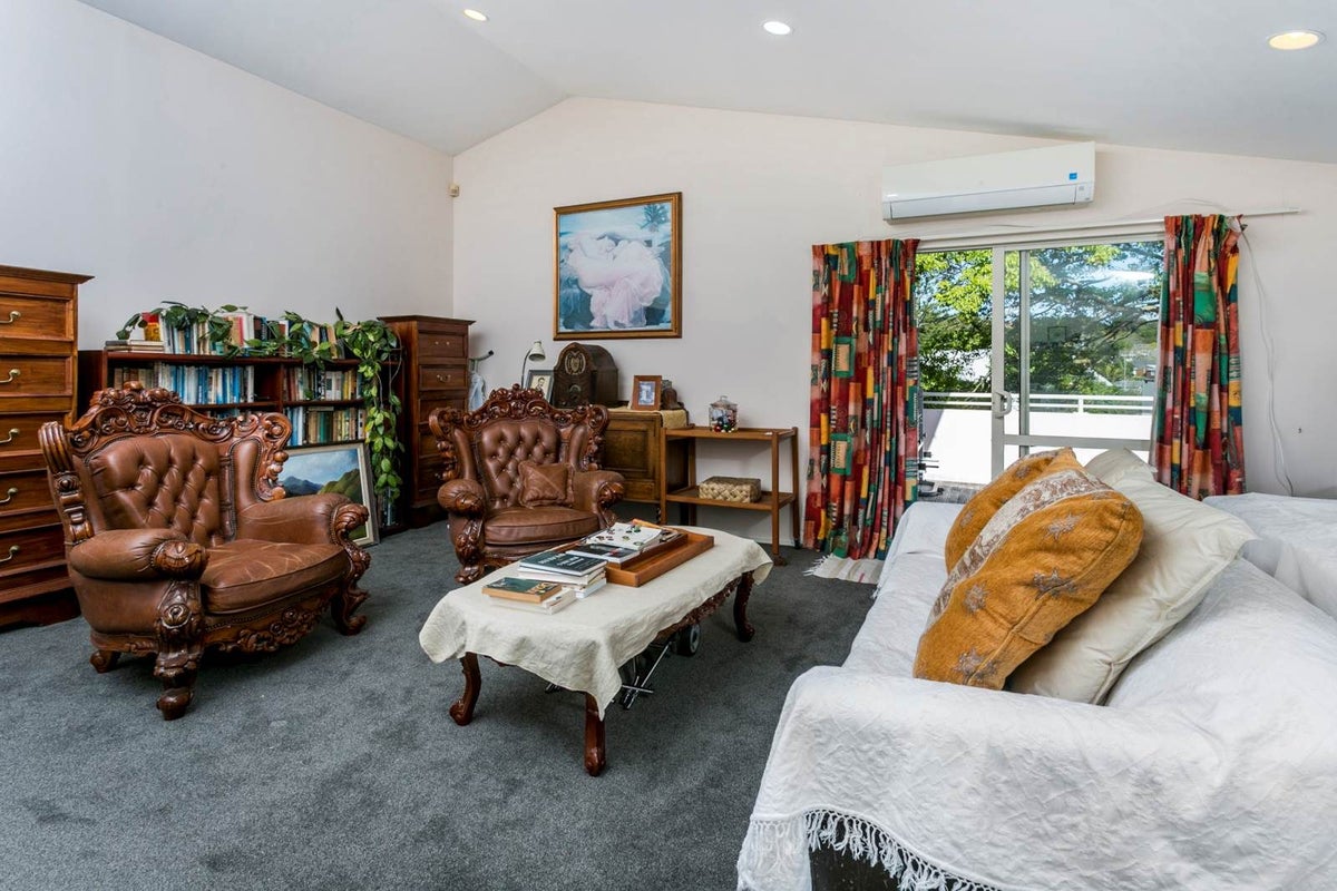 2/12 Shanaway Rise, Hillcrest, Auckland - Carousel 2