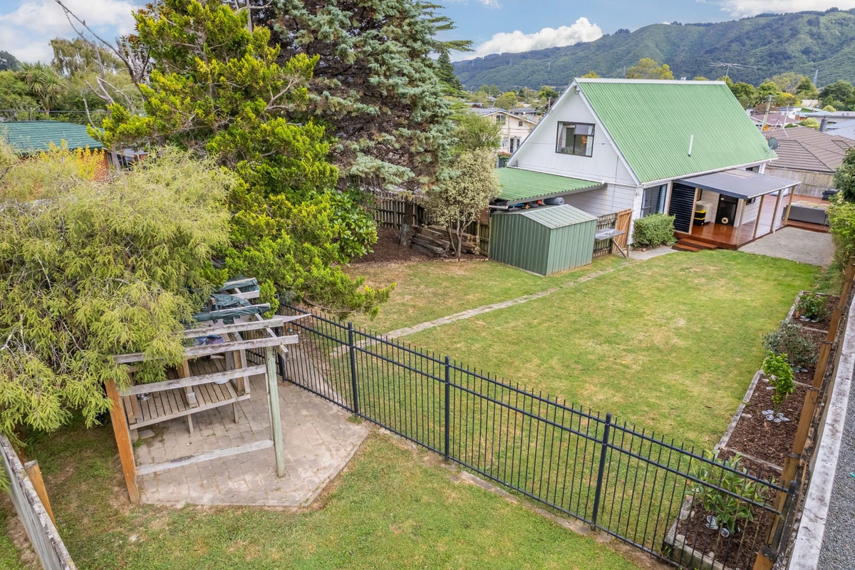 1 Garth Lane, Maoribank, Upper Hutt - Carousel 2