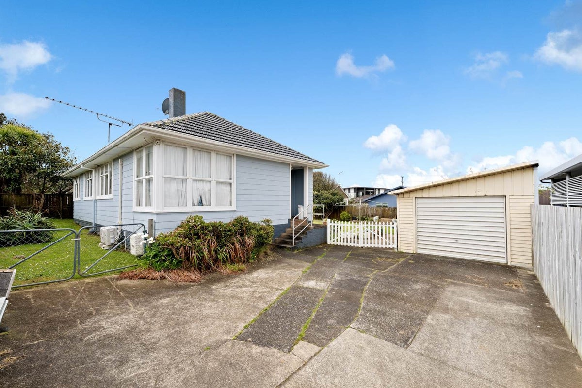 1/61 Greenslade Crescent, Northcote, Auckland - Carousel 1