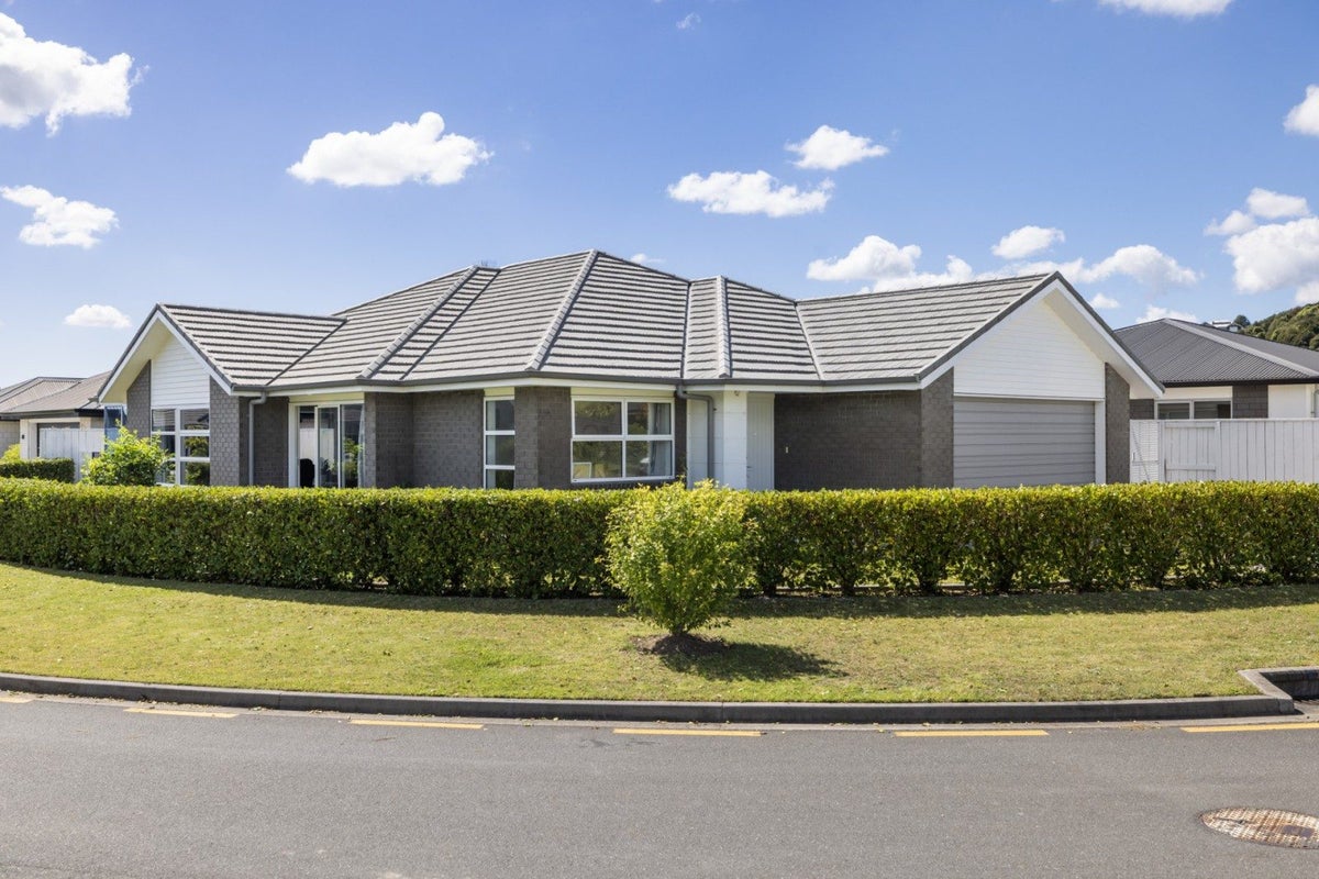 70 Awataha Crescent, Pyes Pa, Tauranga - Carousel 1