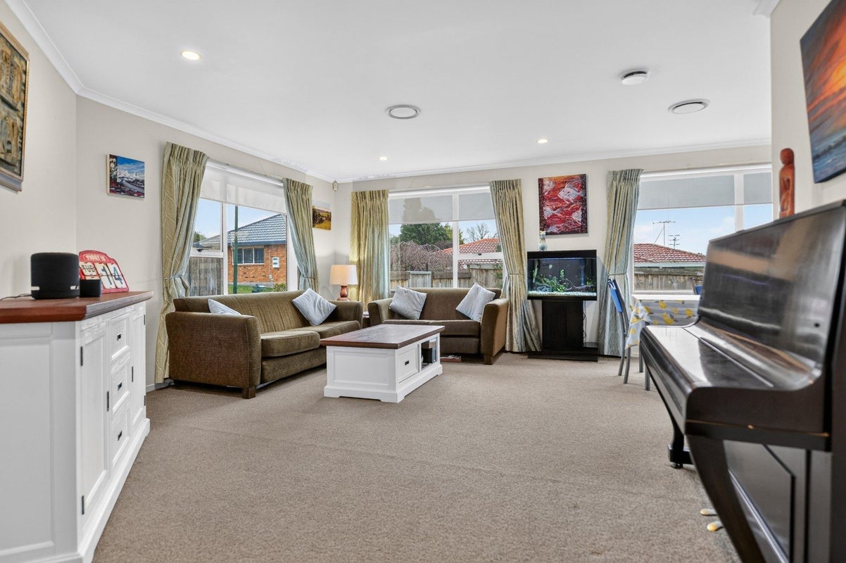 21 Mews Place, Forest Lake, Hamilton - Carousel 2