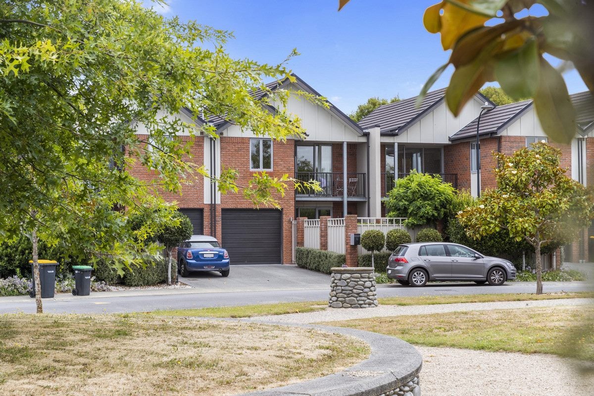 16 Henley Green, Northwood, Christchurch - Carousel 1
