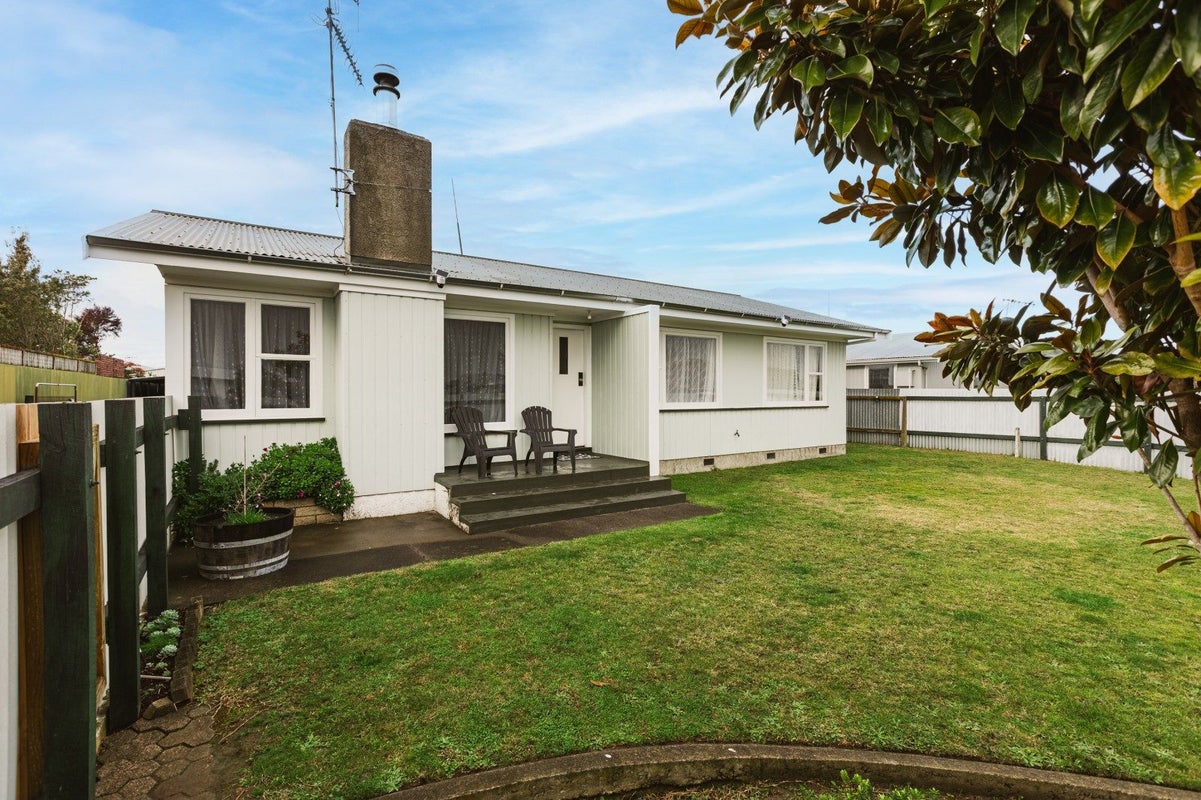 18 Norwich Crescent, Tamatea, Napier - Carousel 1